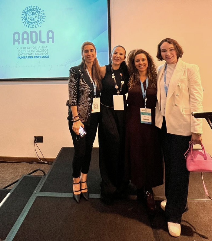 Analía Domínguez junto Sandra, representante de OXA en Argentina, Valeria Pomies, de Brasil, y Katerine, de Chile.